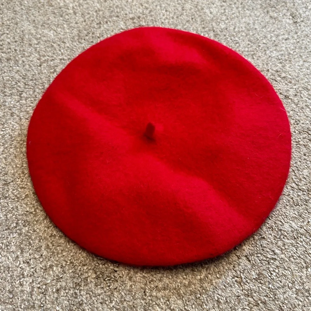 Women’s red beret - Picture 1 of 2